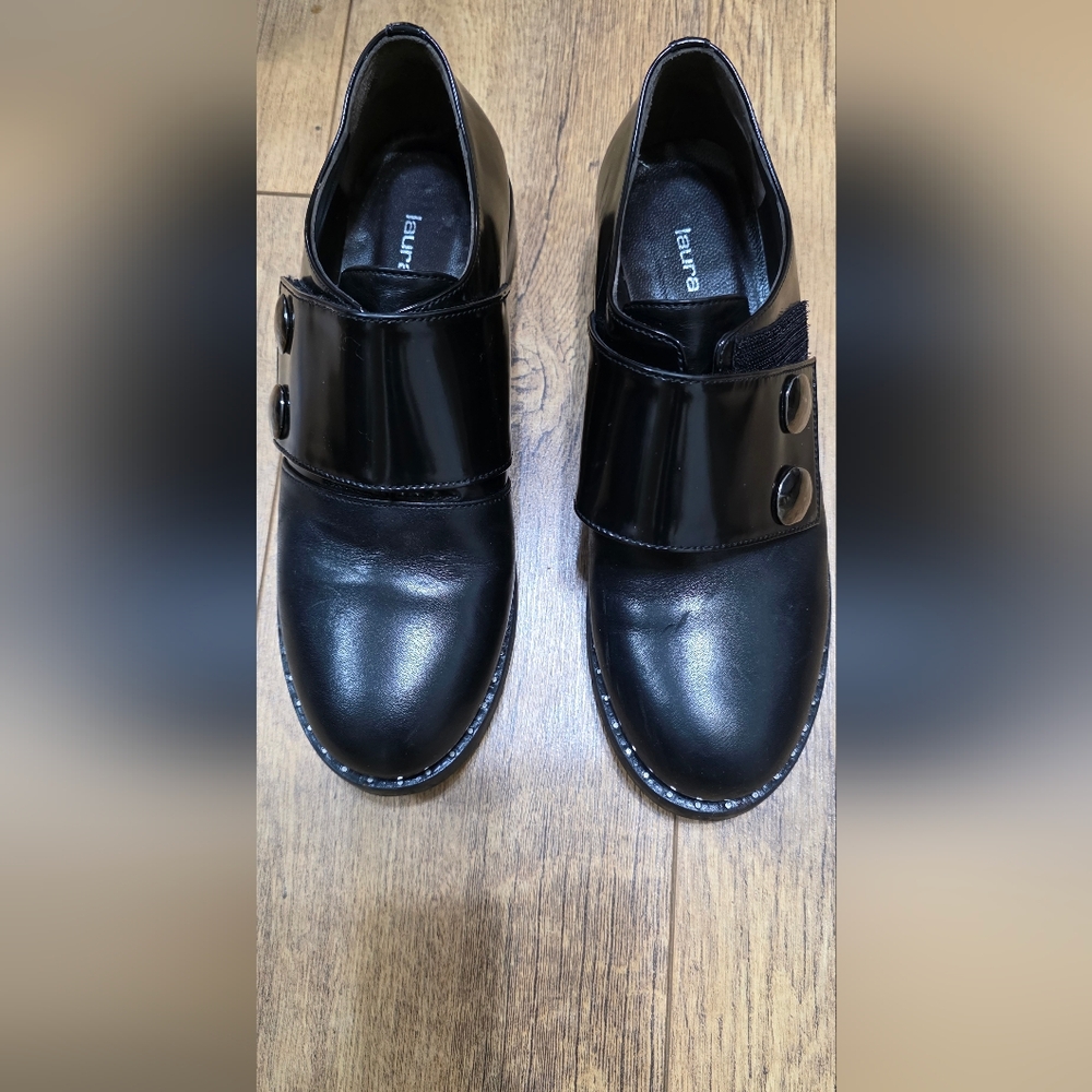 Laura Bellariva Women's Oxfords with Button Detail